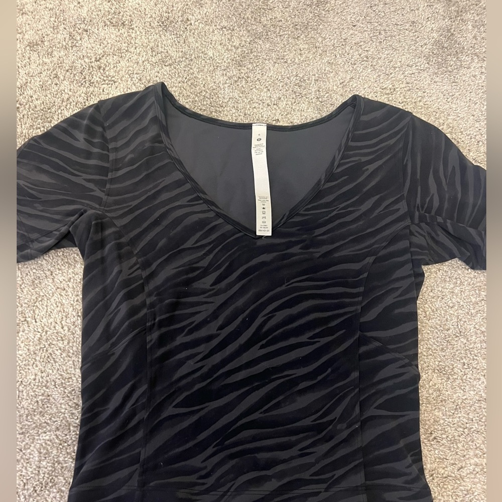 Lululemon Align Tshirt in Black and Grey Zebra Size 6